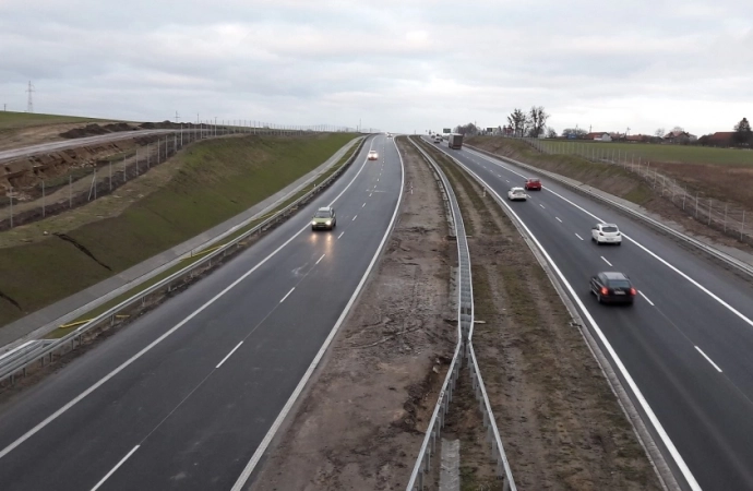 {Na drogach regionu ruszyły działania policyjnej drogówki zwane potocznie „kaskadą”. Głównym celem „Kaskadowych pomiarów prędkości” jest wyegzekwowanie od kierujących przestrzegania ograniczeń prędkości na drogach.}